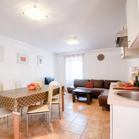 Holiday Home Ivan בית נופש *