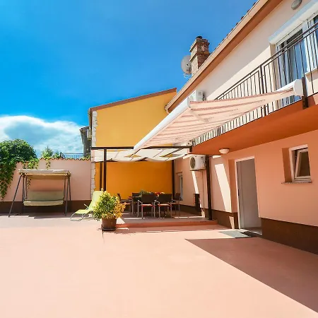 Holiday Home Ivan בית נופש *