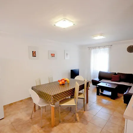 Holiday Home Ivan בית נופש *