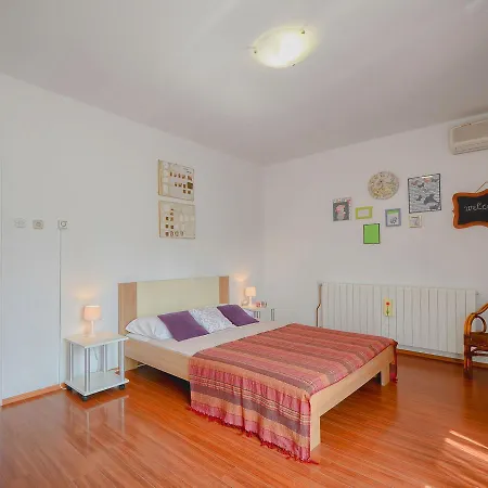 בית נופש Holiday Home Ivan פולה