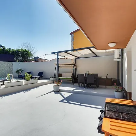 בית נופש Holiday Home Ivan פולה